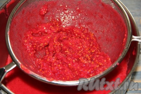 Затем откинуть ягодную массу на сито и перетереть. Жмых можно выкинуть, он нам не понадобится.
