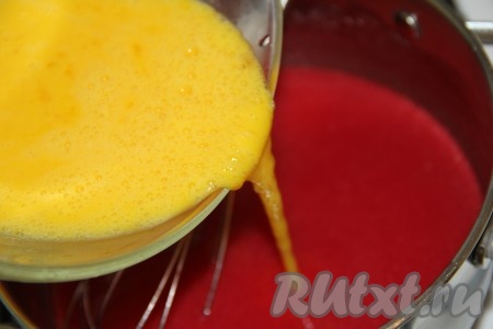 Яичную массу тонкой струйкой влить в кастрюлю с ягодной массой, постоянно перемешивая венчиком.
