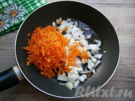 Морковь натереть на крупной терке, лук нарезать, выложить их в сковороду, влить растительное масло.
