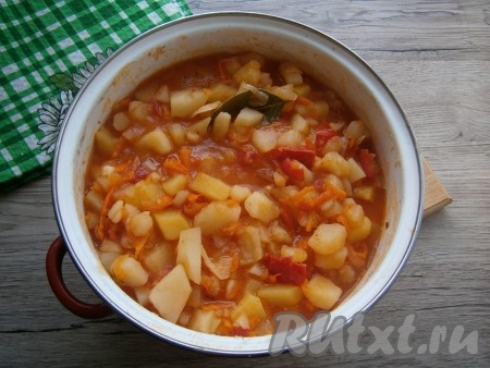 Перемешать картошку с томатным соусом и тушить на самом маленьком огне около 5 минут с момента закипания.
