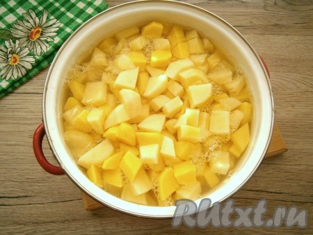 Картофель, лук, чеснок и морковь очистить. Картошку нарезать небольшими кубиками, залить холодной водой так, чтобы она полностью была покрыта водой, отправить на огонь. Варить картофель, подсолив воду, 20-25 минут (до готовности).
