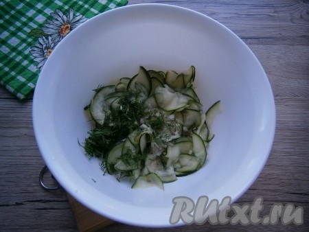 Цукини отжать, а выделившуюся жидкость слить. Добавить к цукини подготовленный маринад и измельченную зелень укропа, перемешать.
