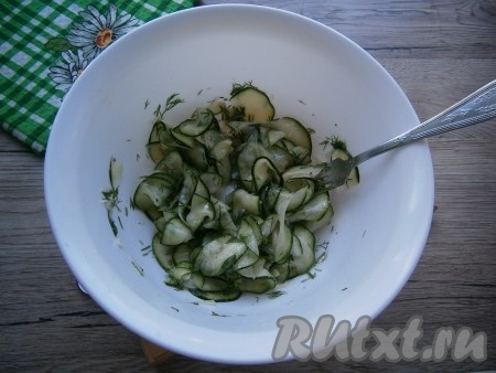 Цукини уже можно кушать, но для более насыщенного вкуса оставить их в прохладном месте на 30 минут.&nbsp;
