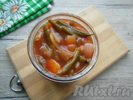 Выложить фасоль с томатом в простерилизованную баночку.
