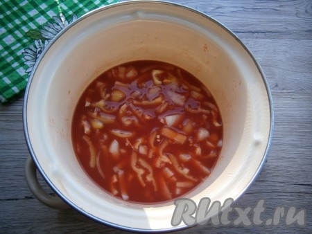 Довести томат до кипения, добавить в него нарезанный кусочками репчатый лук и нарезанный соломкой болгарский сладкий перец, всыпать соль и сахар. Довести до кипения, уменьшить огонь и дать овощам провариться 5 минут.
