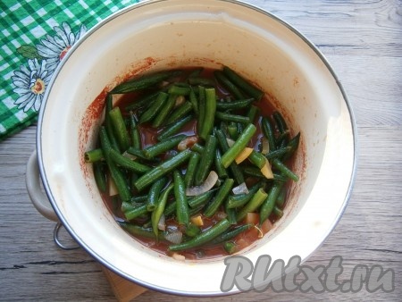 Далее добавить нарезанные стручки спаржевой фасоли.
