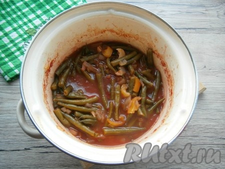 Варить спаржевую фасоль в томате на небольшом огне 25-30 минут с момента закипания. В конце варки добавить уксус.