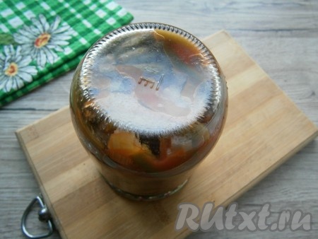 Закатать прокипяченной крышкой, банку перевернуть и укутать до полного остывания.