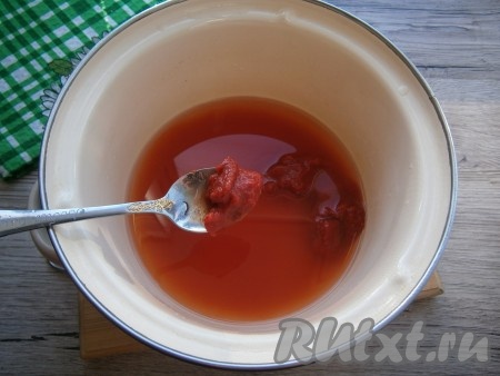 Лук очистить, болгарский перец освободить от семян. От каждого стручка спаржевой фасоли с двух сторон отрезать "кончики". Каждый стручок разрезать на 2-3 части. В кастрюле развести томатную пасту горячей водой.
