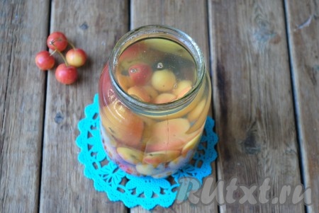 Готовым сиропом залить банку с ранетками.&nbsp;
