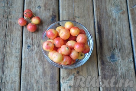 Яблоки хорошо вымыть под проточной водой и оборвать хвостики.&nbsp;
