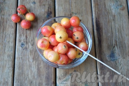Чтобы яблоки не полопались и остались в баночке целыми, каждое яблочко нужно проколоть деревянной шпажкой в 3-4 местах. 