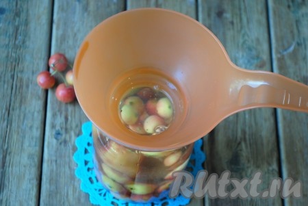 В кастрюле вскипятить воду и аккуратно вылить её в банку с ранетками, заполняя банку до самого верха.&nbsp;
