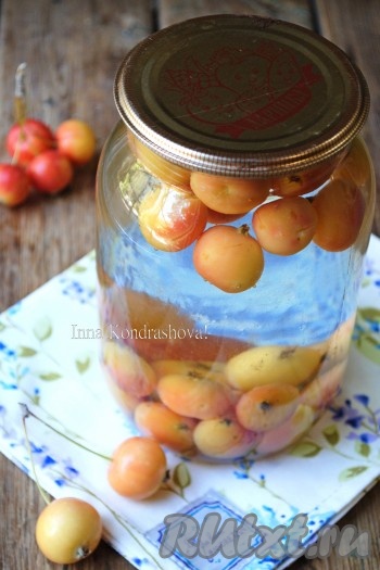 Перевернуть банку вверх дном, укутать пледом и оставить до полного остывания, после чего убрать на хранение в тёмное прохладное место. Зимой вкусный и ароматный компот с ранетками станет прекрасным напоминанием о солнечных днях.
