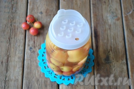 По истечении времени воду слить обратно в кастрюлю.&nbsp;
