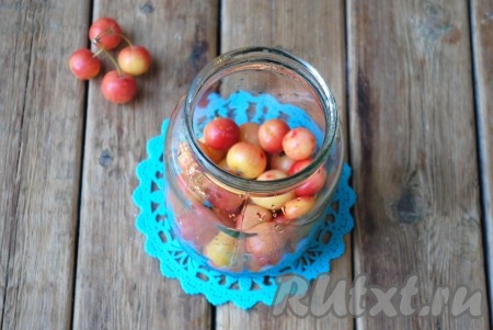 В простерилизованную банку выложить ранетки. 