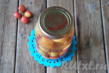 Прикрыть банку прикипяченной крышкой и оставить на 15 минут.&nbsp;
