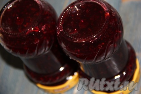 Закрутить банки прокипяченными крышками и перевернуть их вверх дном. Укутать баночки в плед и оставить до полного остывания. Хранится джем при комнатной температуре, если есть кладовка или подвал - тогда храним там.
