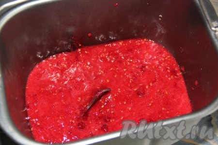 В ведёрко хлебопечки выложить ягодное пюре.