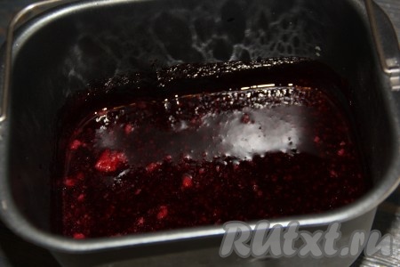Выставить режим хлебопечки "Джем" или "Варенье" на 1,5 часа. Агар-агар развести в воде комнатной температуры, оставить на 5-10 минут, а затем добавить пару столовых ложек горячего джема из красной смородины, перемешать, влить получившуюся массу в ведёрко за 5 минут до окончания варки джема. Перемешивать массу не нужно, хлебопечка всё перемешает сама.
