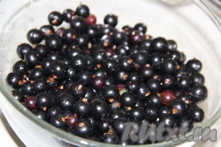 Чёрную смородину предварительно перебрать, удалить веточки и листочки, а затем взвесить, должно получиться 500 грамм ягод. Ягоды выложить в дуршлаг и промыть под проточной водой.&nbsp;
