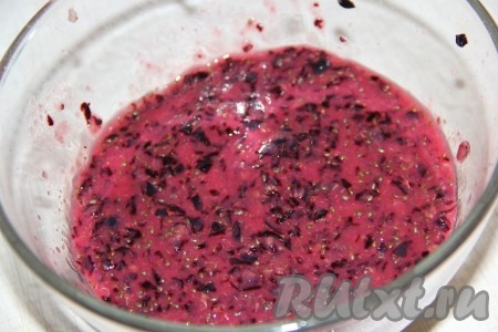 Пюрировать ягоды погружным блендером.
