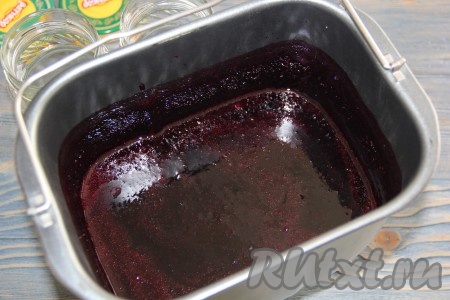 Агар-агар растворить в воде комнатной температуры и оставить на 5-10 минут, затем добавить пару столовых ложек горячего джема из чёрной смородины и перемешать. Добавить агар-агар и лимонный сок в ведёрко хлебопечки за 5 минут до окончания варки джема. Хлебопечка всё сама перемешает.
