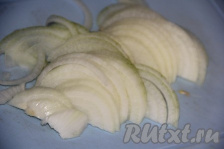 Лук очистить и нарезать тонкими полукольцами.
