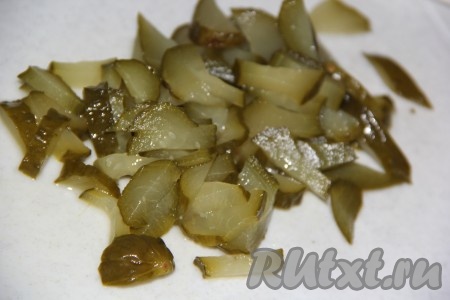 Огурцы нарезать на кусочки среднего размера.
