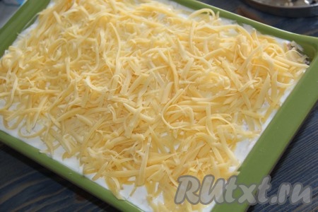 Сыр натереть на тёрке и выложить поверх запеканки. Поставить форму в разогретую духовку и готовить рисовую запеканку с мясом при температуре 180 градусов, примерно, 35 минут.
