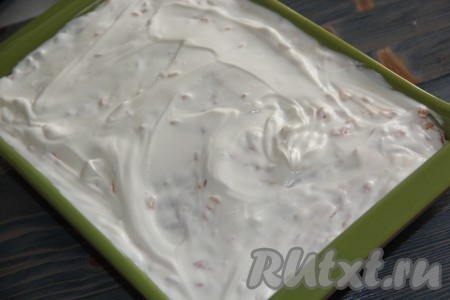 Сверху выложить сметану и разровнять по всей поверхности.

