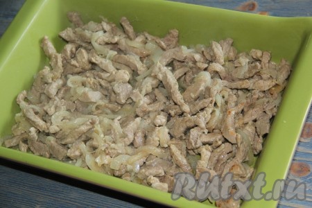 В жаропрочную форму выложить обжаренную свинину.
