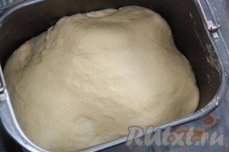 Выставить режим "Замес теста" (в моей хлебопечке замешивание теста длится 1,5 часа). Если замешивать тесто вручную, тогда нужно растворить дрожжи в тёплой воде, затем соединить смесь дрожжей и воды с тёплым молоком, яйцом и растопленным не горячим сливочным маслом, перемешать, всыпать соль, сахар, частями подсыпая муку, замесить мягкое, не липнущее к ладоням тесто. Оставить тесто в миске под полотенцем на 1,5 часа. Тесто хорошо поднимется, увеличившись в 2-3 раза.