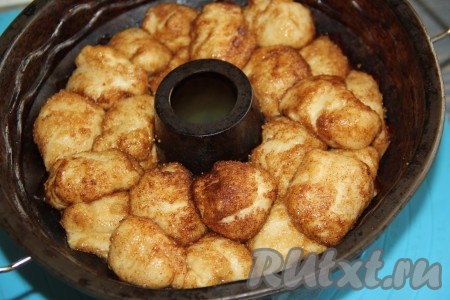 Форму с кусочками теста накрыть полотенцем и оставить на 1 час в тепле (тесто за это время увеличится в объёме).