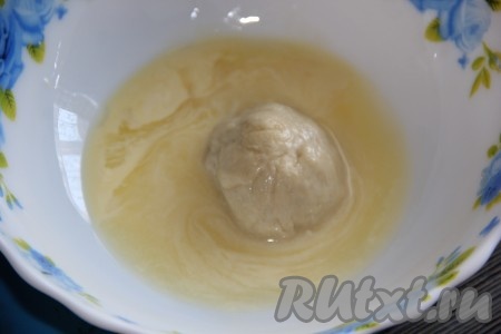 Обмакнуть каждый кусочек теста со всех сторон в растопленное сливочное масло.