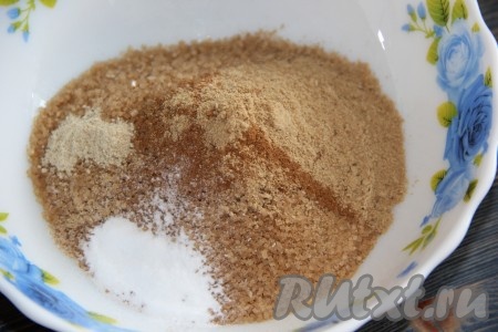 Для приготовления начинки соединить сахар,&nbsp;корицу, молотый имбирь, кардамон и ванилин, перемешать и пряная начинка готова.
