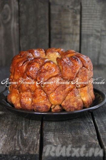 Затем поставить форму в разогретую духовку и выпекать хлеб, примерно, 50 минут при температуре 180-200 градусов. Готовый хлебушек в горячем виде извлечь из формы. Вот такой красивый, ароматный и очень вкусный сладкий обезьяний хлеб с корицей получился. Приготовьте хлебушек по этому рецепту и порадуйте близких пышной, воздушной выпечкой!