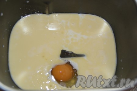 Затем добавить яйцо.