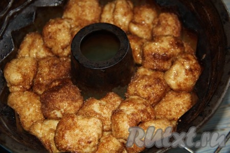 Произвольно выложить кусочки теста в высокую форму для выпечки, смазанную растительным маслом.