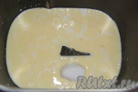 Если замешиваете тесто в хлебопечке, тогда в ведёрко хлебопечки нужно влить тёплое молоко и тёплую воду (их температура не должна быть выше 40 градусов), растопленное не горячее сливочное масло, всыпать сахар.
