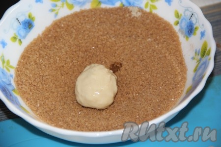 Затем каждый кусочек теста обвалять со всех сторон в пряной начинке.