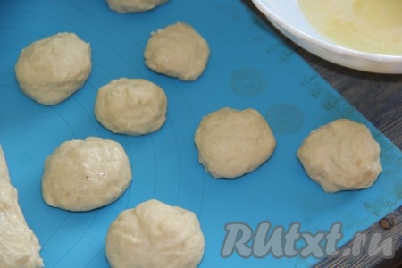 Готовое тесто обмять и разделить на кусочки размером с грецкий орех.