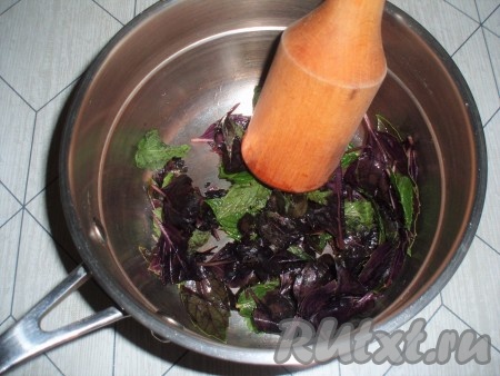 Оборвать листочки базилика и мяты, растереть их для усиления аромата в посуде, в которой будем готовить напиток.