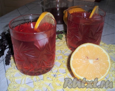 Разлить напиток по стаканам, добавить по вкусу кубики льда. Очень красивый, ароматный и освежающий напиток из базилика и мяты с лимоном готов. Благодаря тому что базилик обладает массой полезных свойств, такой напиток не только взбодрит в жару, но и укрепит здоровье.