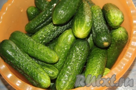 Затем хорошо вымыть огурцы.
