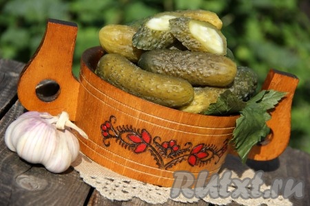 По истечении времени, если воды вытекло много, то просто долейте в банку подсоленную воду до горлышка, у меня осталось достаточно воды и я не доливала. Закрыть банку капроновой крышкой и поставить в подпол или любое прохладное место (я убрала в холодильник). У меня одна баночка сразу пошла в ход. Огурчики, засоленные холодным способом по этому рецепту, получаются хрустящими, аппетитными и очень вкусными. Хранятся банки в холодном месте до конца зимы.