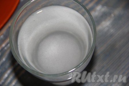 Соль выложить в стакан и залить 200 мл воды, хорошо перемешать. Соль должна полностью раствориться в воде.
