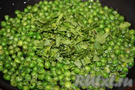 Положить мяту в готовый горошек.
