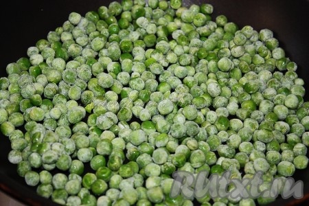 Замороженный горошек выложить на сковороду (по желанию добавить оливковое масло).