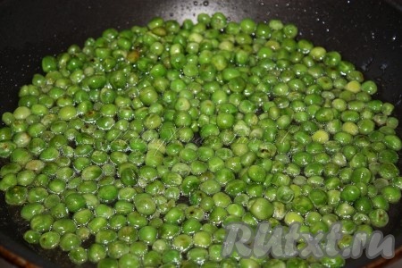 Добавить воду, довести до кипения, пропарить горошек на небольшом огне 10-15 минут (до готовности).
